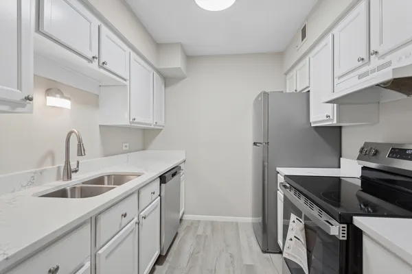 $2,200 | 6185 Pinewood Court, Unit 202, Willowbrook, IL 60527