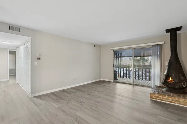 $2,200 | 6185 Pinewood Court, Unit 202, Willowbrook, IL 60527