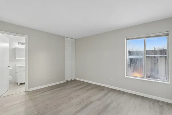 $2,200 | 6185 Pinewood Court, Unit 202, Willowbrook, IL 60527