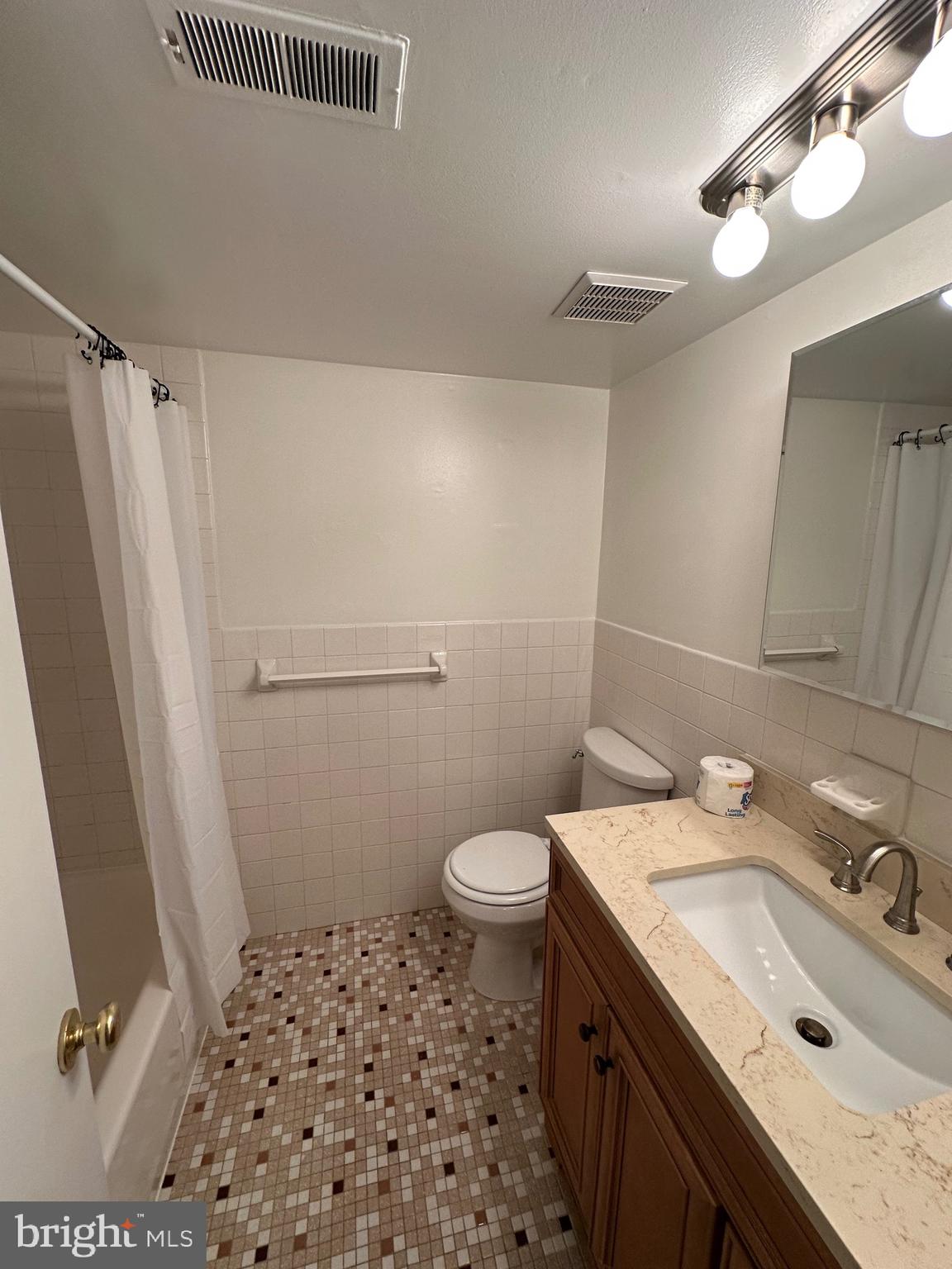 18204-00 Delaire Landing Road, Unit 204 Philadelphia, PA 19114 - Photo 8 of 14 a bathroom with a sink toilet and shower