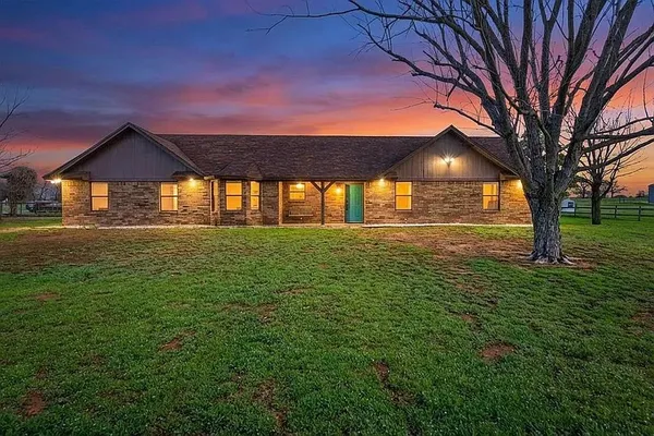 $600,000 | 100 Green Meadows Circle, Springtown, TX 76082