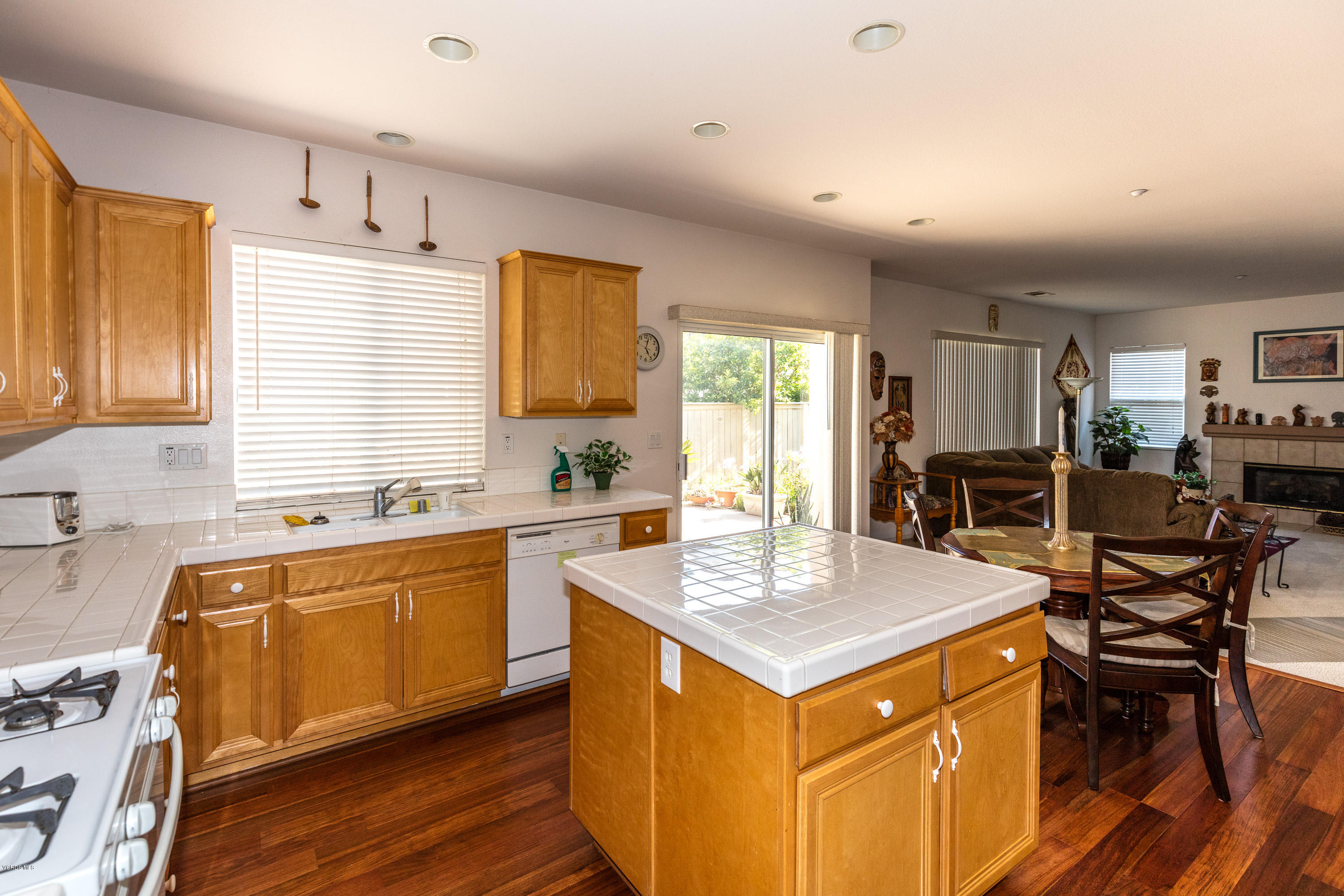 1910 Ribera Drive Oxnard, CA 93030 - Photo 5 of 18 1910 Ribera Dr-3197