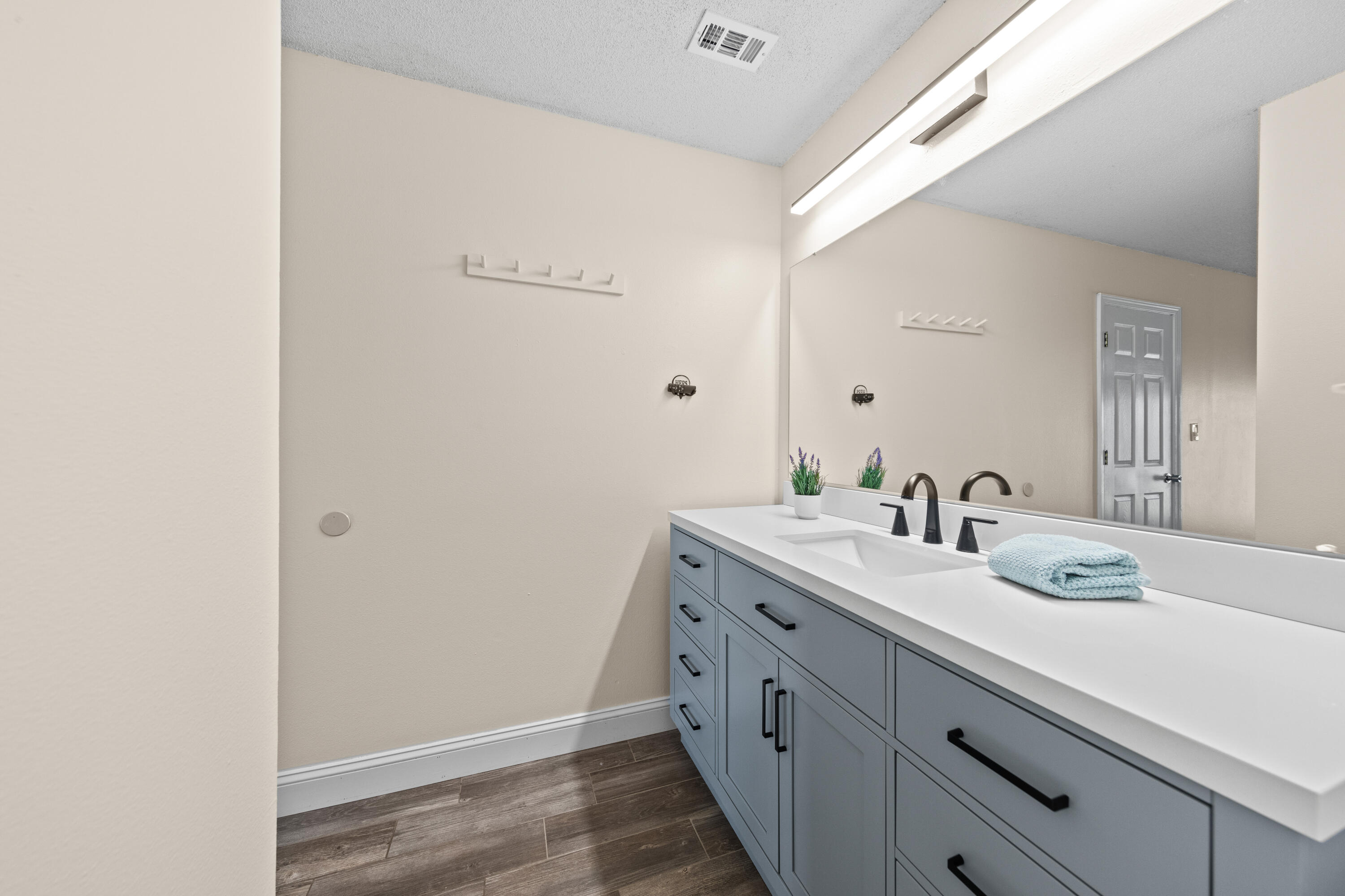 1833 Hunters Path Fort Walton Beach, FL 32547 - Photo 26 of 43 a bathroom with a sink and a mirror