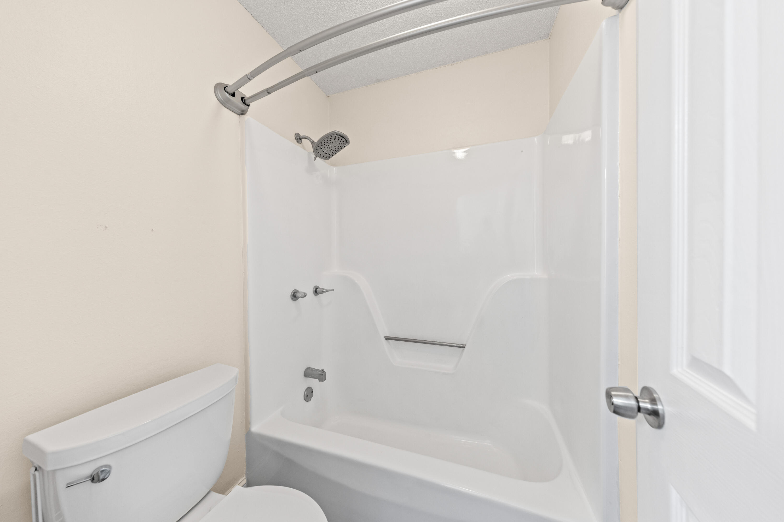 1833 Hunters Path Fort Walton Beach, FL 32547 - Photo 27 of 43 a bathroom with a toilet and a bathtub