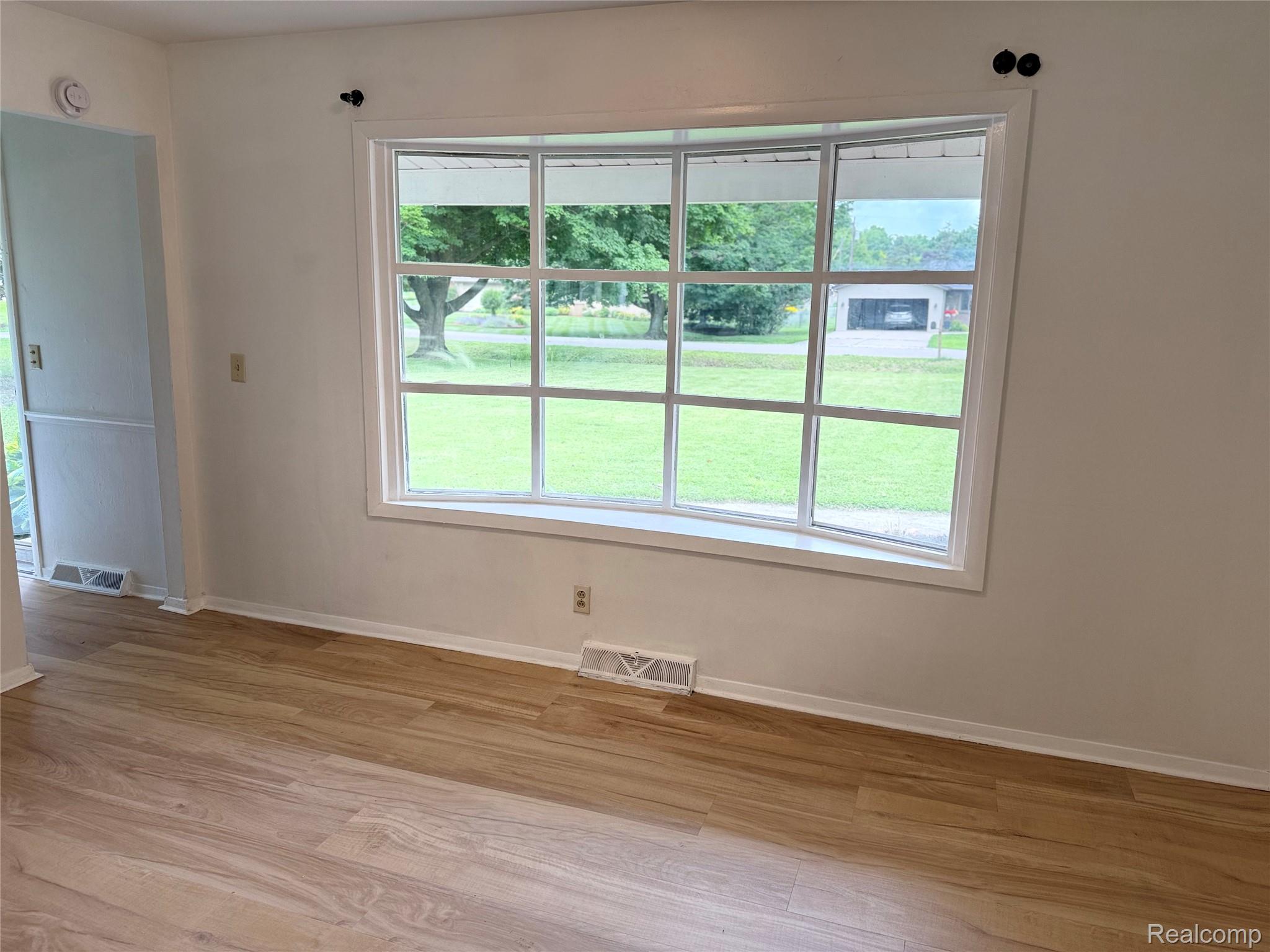 5347 Mapletree Drive Flint, MI 48532 - Photo 3 of 10 IMG_3951.jpeg