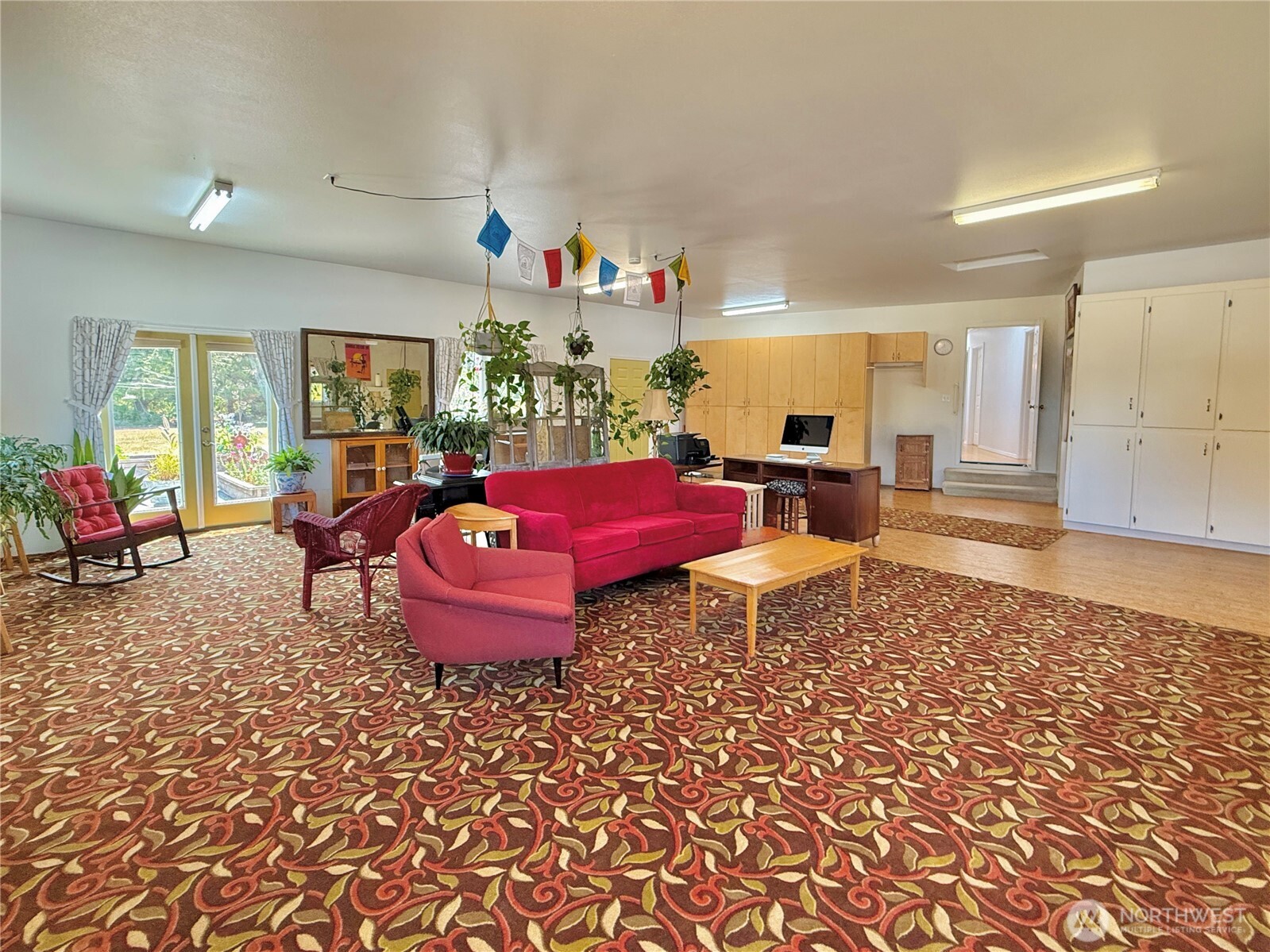 10 Davenhill Lane Sequim, WA 98382 - Photo 19 of 39 a living room with furniture and a table