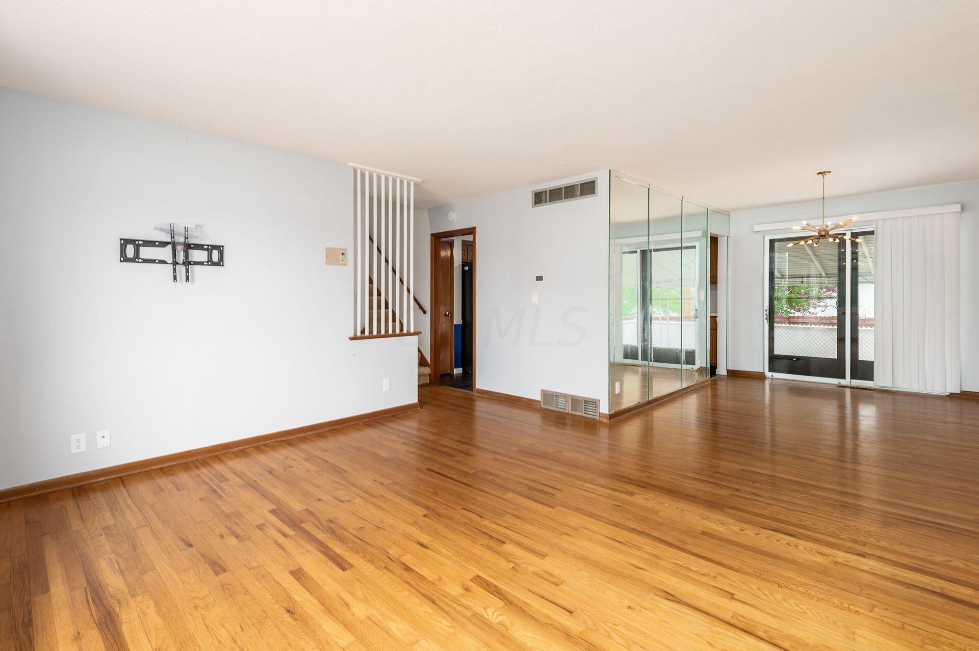 5355 Karl Road Columbus, OH 43229 - Photo 11 of 39 LIVING ROOM