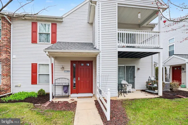 a view of a house with backyard and porch