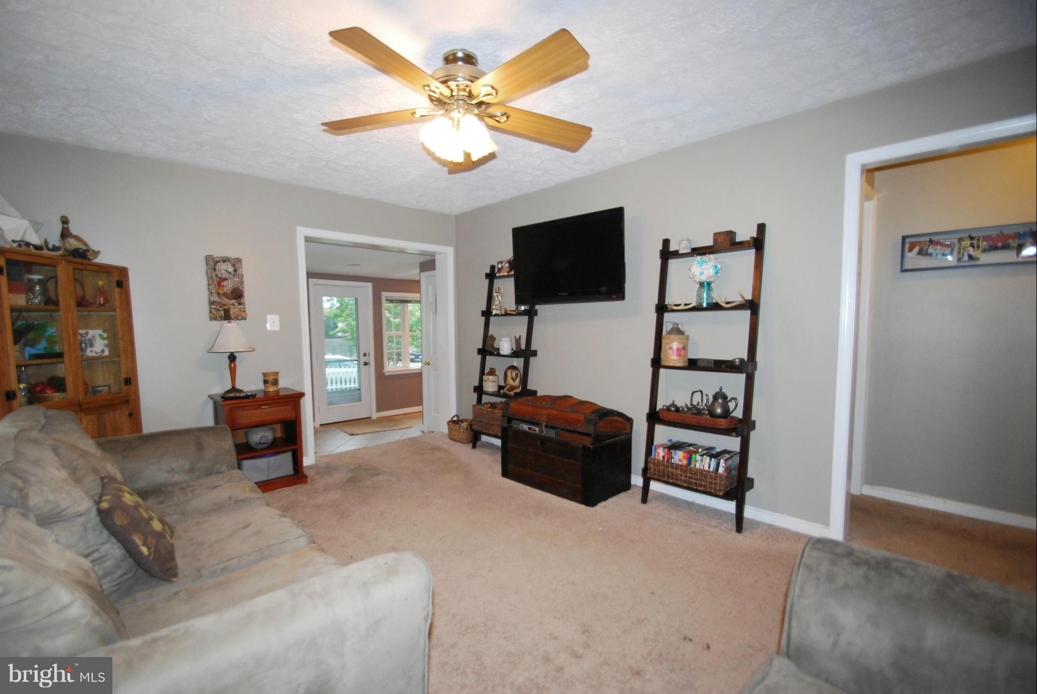957 Tidewater Road Pasadena, MD 21122 - Photo 3 of 30 Living Room