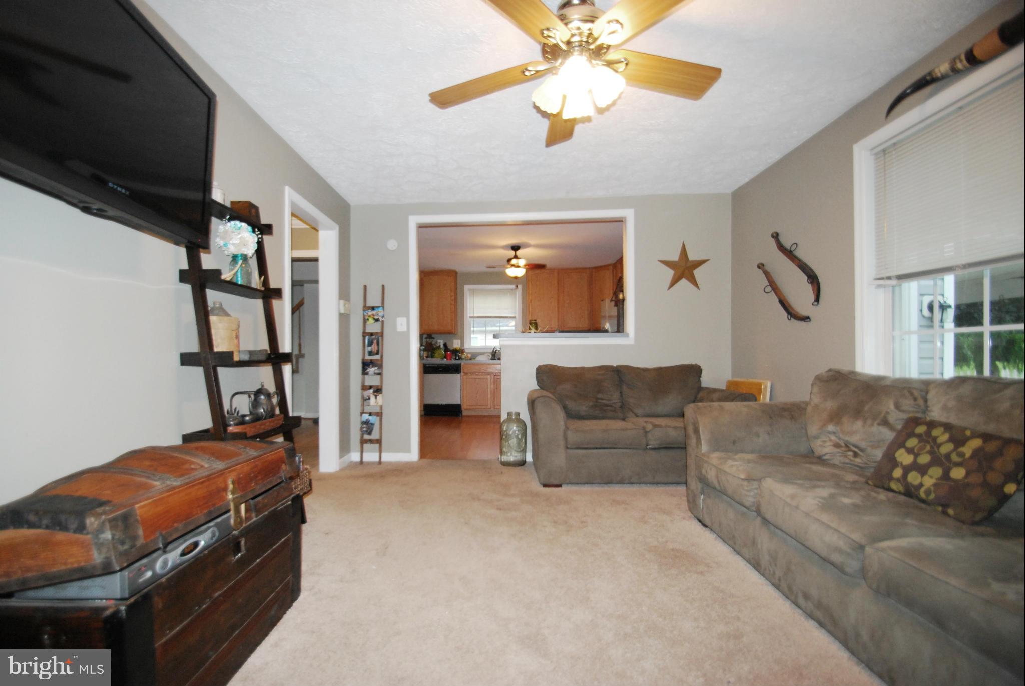 957 Tidewater Road Pasadena, MD 21122 - Photo 4 of 30 Living Room