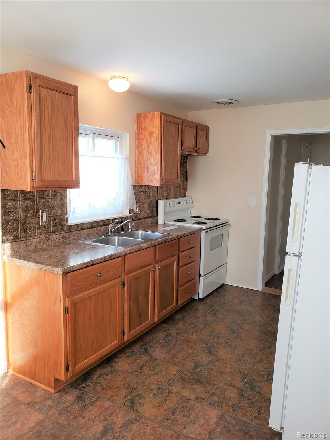 3501 Thomas Road Oxford, MI 48371 - Photo 15 of 26 Unit 3 kitchen showing cabinets and stove