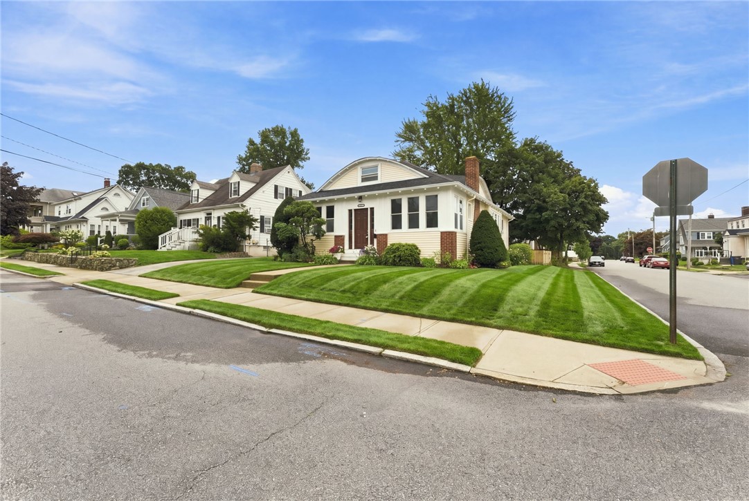 47 Friendly Road Cranston, RI 02910 - Photo 3 of 19 Gallery Image 3