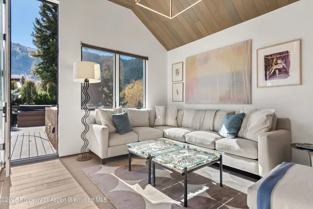 a en suite bathroom with a double vanity sink and a mirror