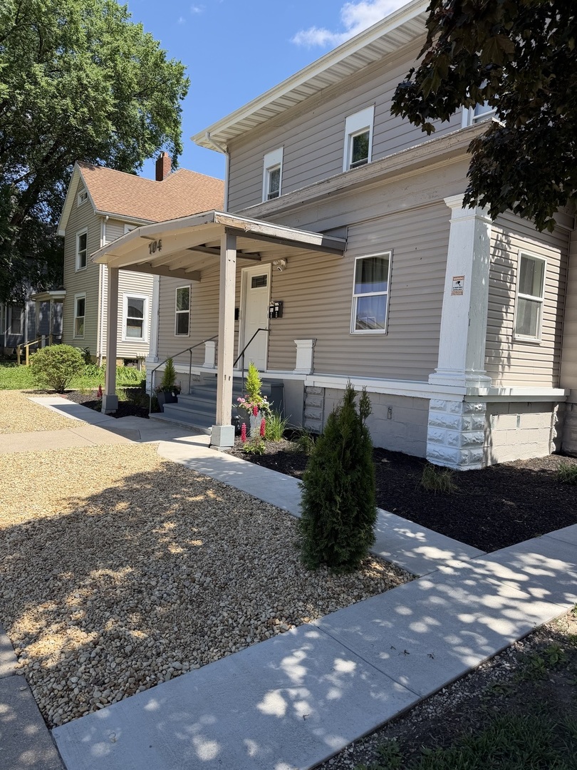 704 Locust Street Sterling, IL 61081 - Photo 3 of 15