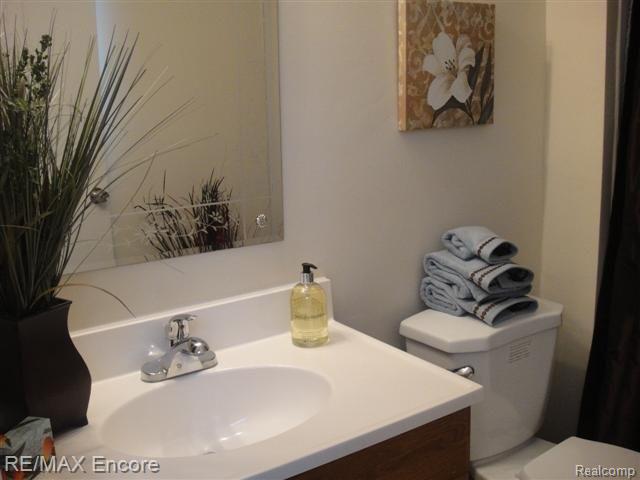 4020 Mapleleaf Road Waterford, MI 48328 - Photo 12 of 18 FULL BATH