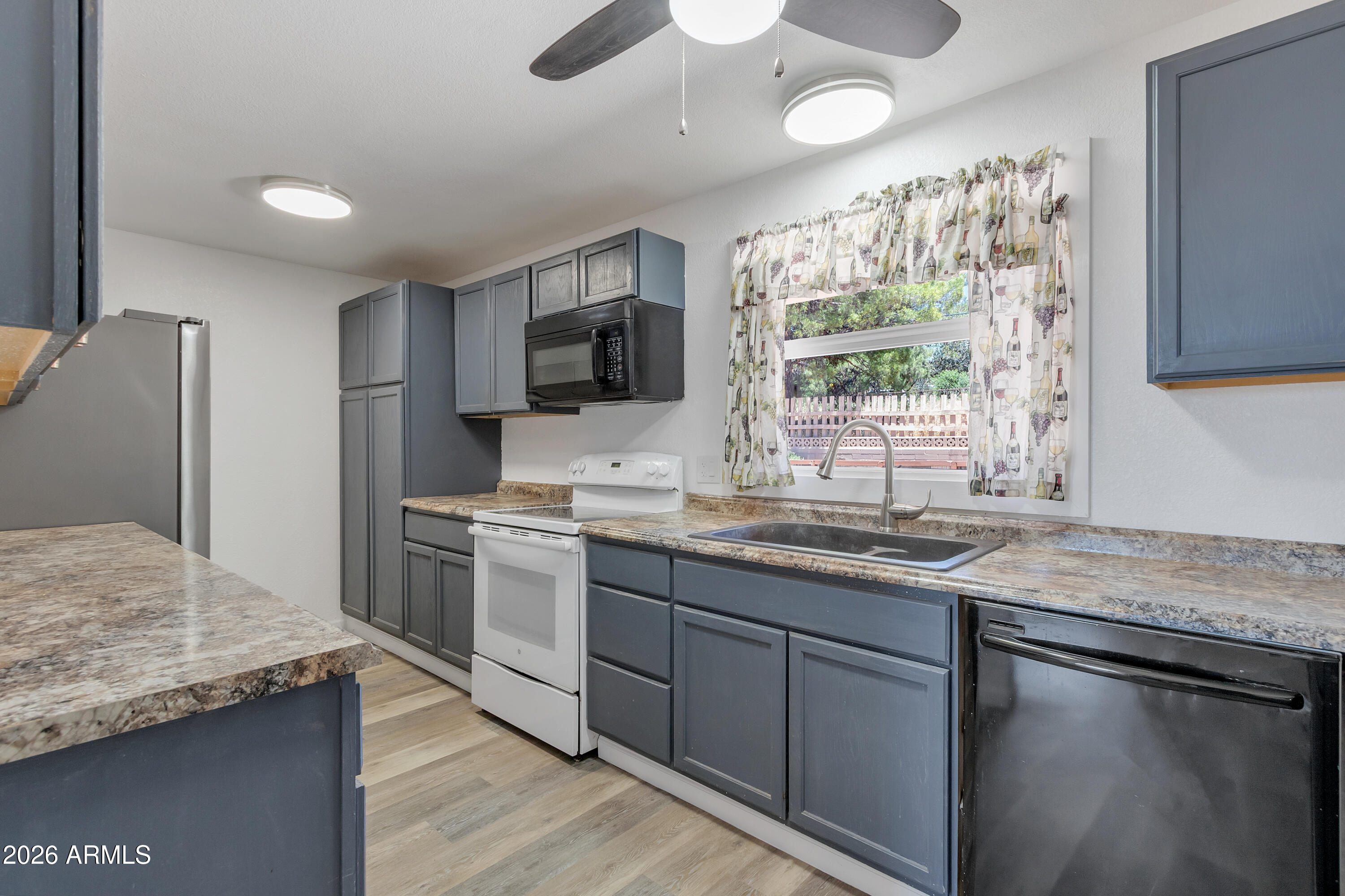 4410 North Montezuma Avenue Rimrock, AZ 86335 - Photo 7 of 27 Kitchen