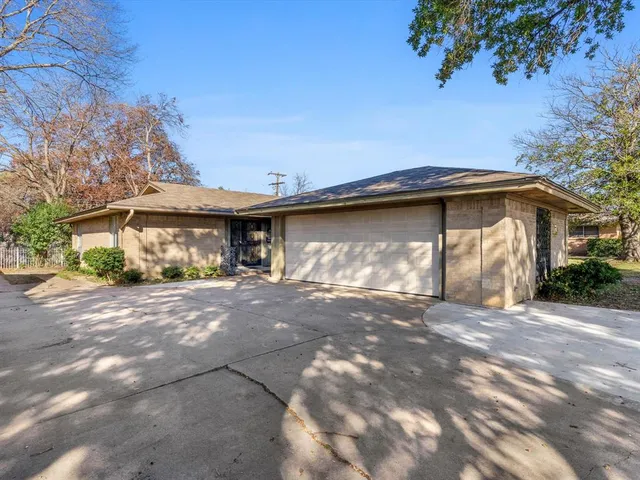 $2,100 | 4806 South Drive, Fort Worth, TX 76132