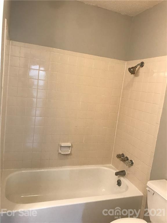 1604 Sharon Road West, Unit 22 Charlotte, NC 28210 - Photo 18 of 23 a bathroom with a bathtub