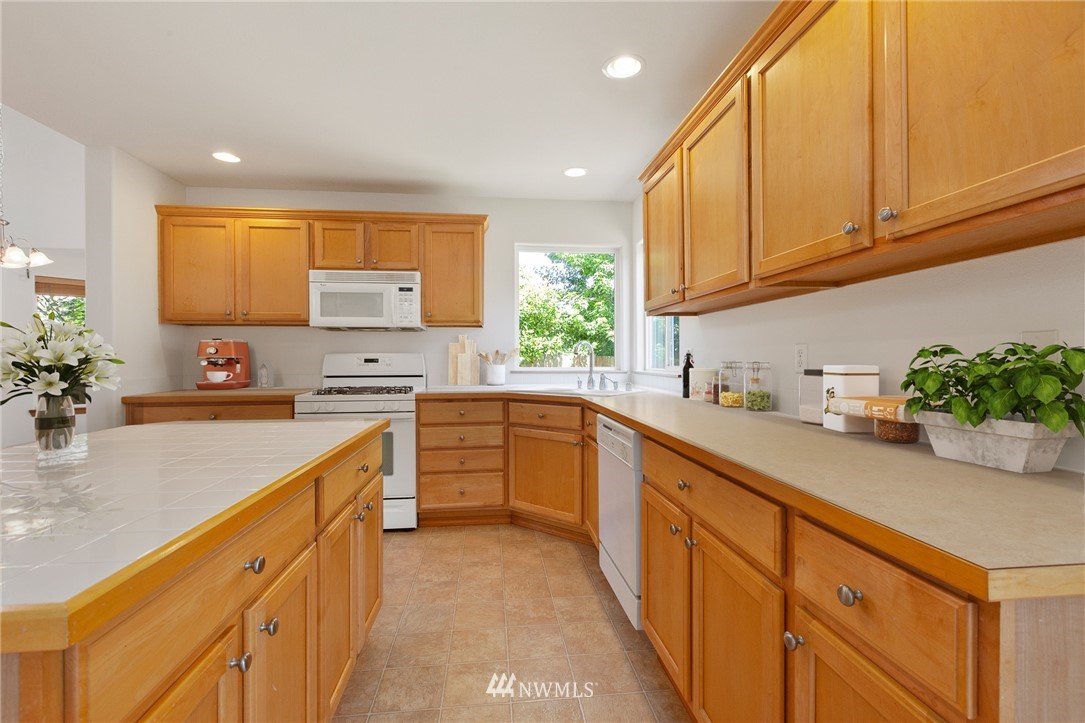 2008 Queen Avenue Northeast Renton, WA 98056 - Photo 10 of 29 Gallery Image 10