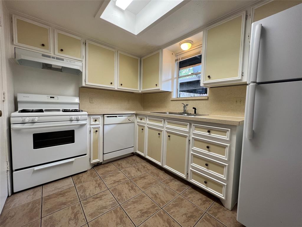 1908 Camden Court, Unit 3 Denton, TX 76205 - Photo 6 of 17