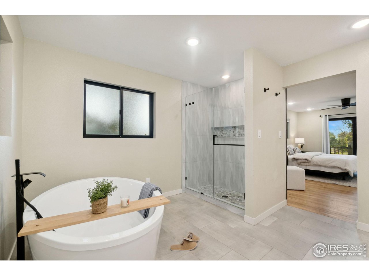 8861 Marathon Road Niwot, CO 80503 - Photo 22 of 40 a bathroom with a tub sink and mirror