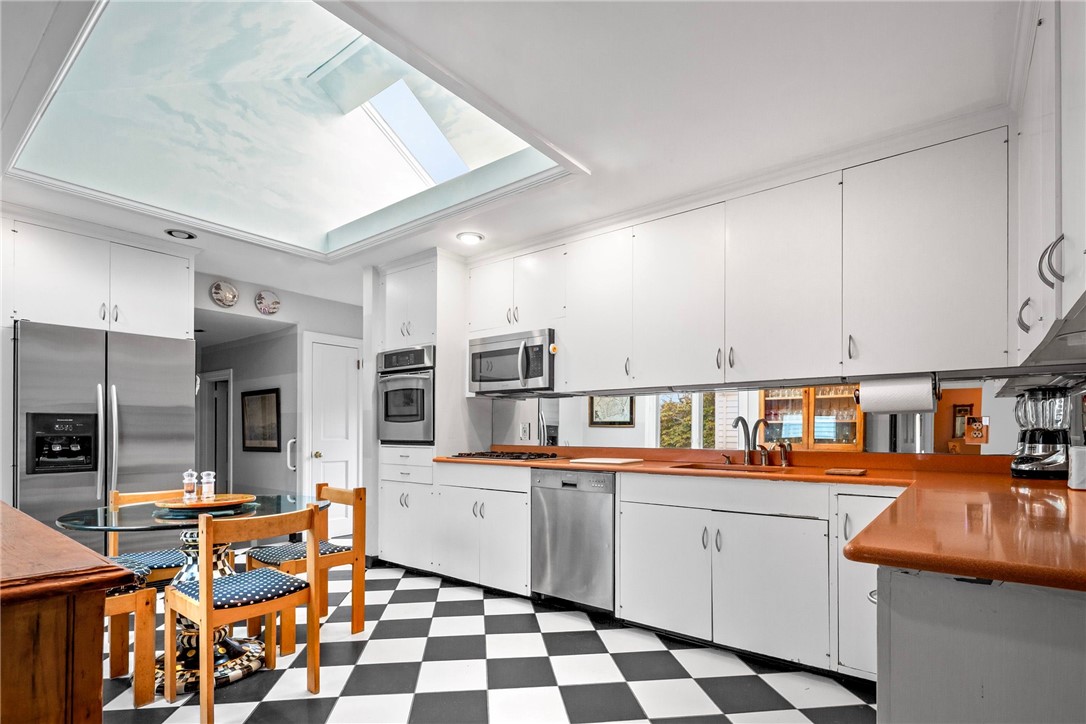 18 Ledge Road Newport, RI 02840 - Photo 15 of 32