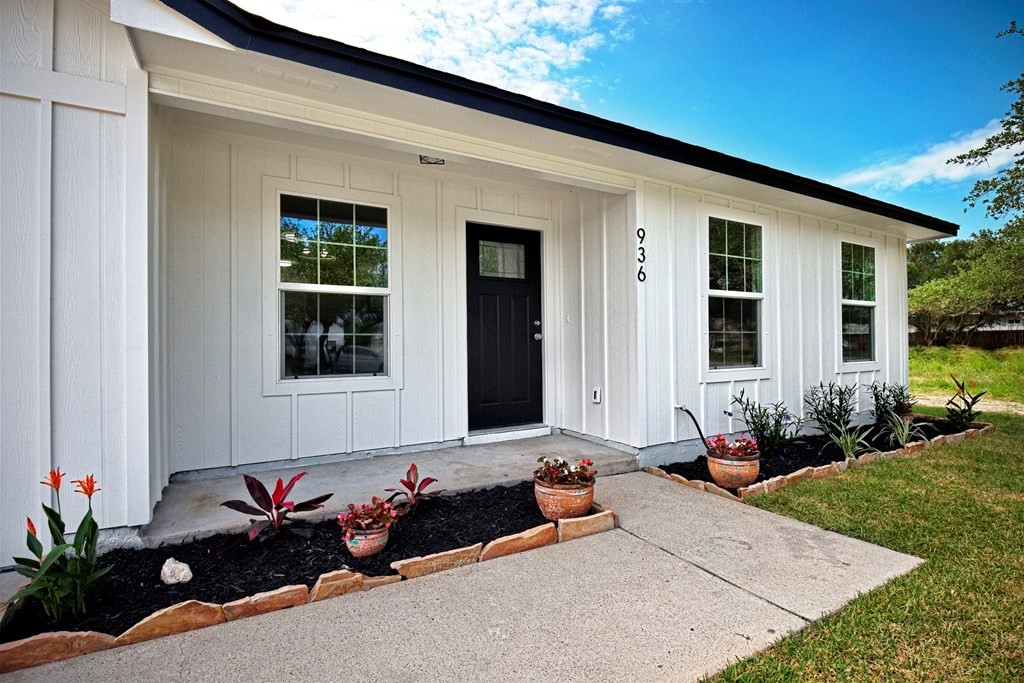 936 South 10th Street Aransas Pass, TX 78336 - Photo 3 of 22