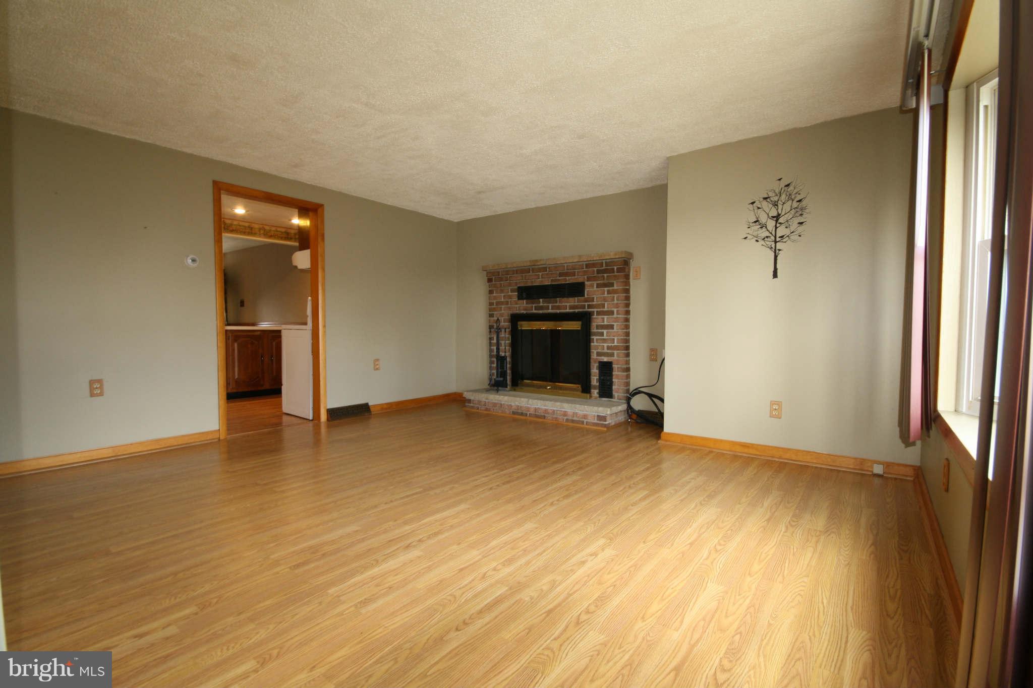 12828 Point Salem Road Hagerstown, MD 21740 - Photo 3 of 21 Living Room