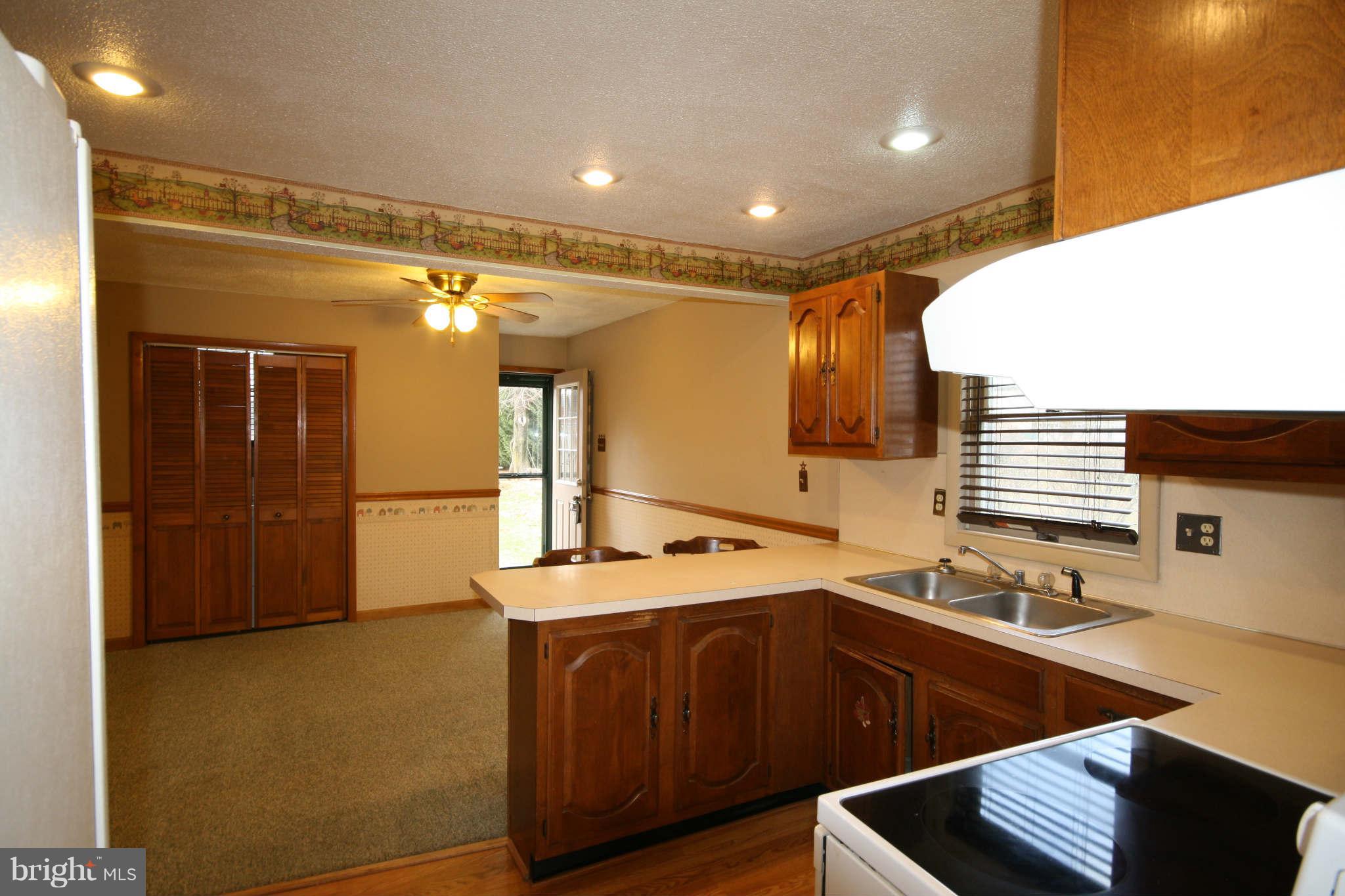 12828 Point Salem Road Hagerstown, MD 21740 - Photo 8 of 21 Kitchen
