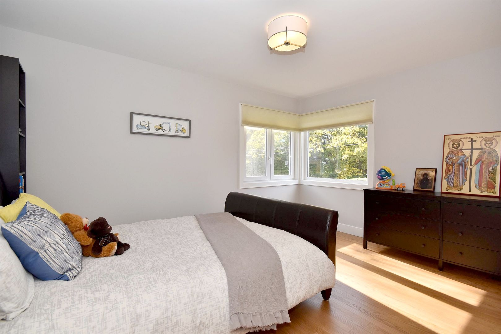 8919 East Prairie Road Evanston, IL 60203 - Photo 14 of 28 a bedroom with a bed and a window