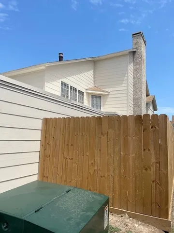 a view of a back yard of the building