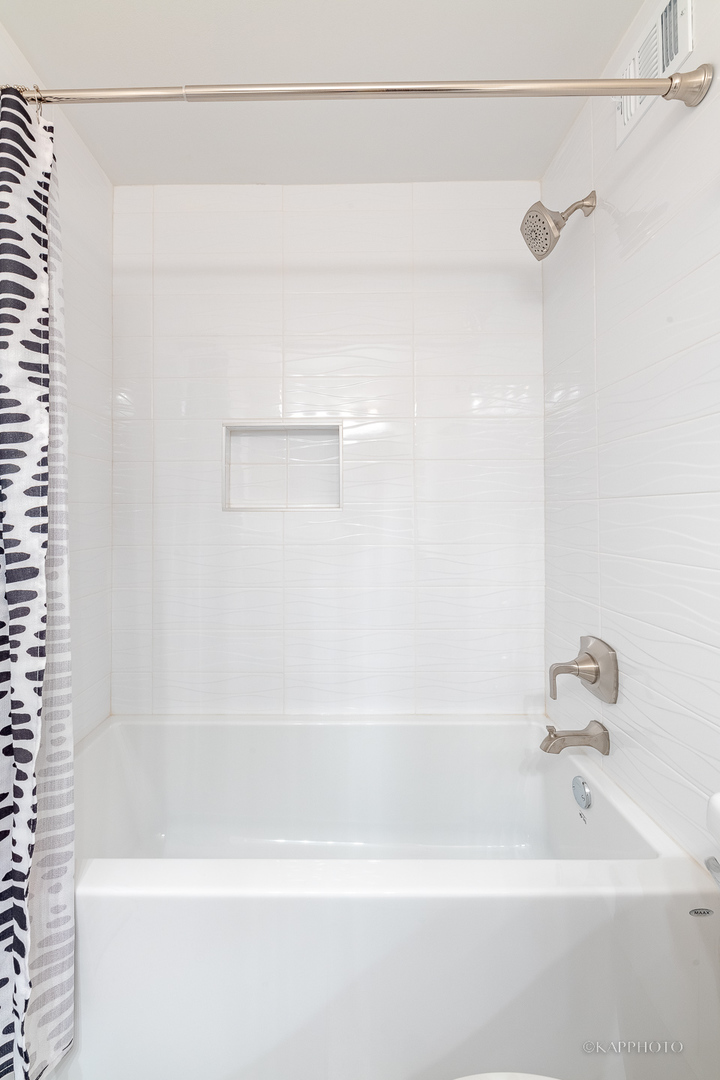 8801 West Golf Road, Unit 2I Niles, IL 60714 - Photo 19 of 29 a bathroom with a bathtub