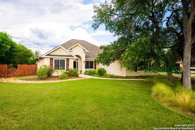 $785,000 | 100 Glen Lakes Court West, Ingram, TX 78025