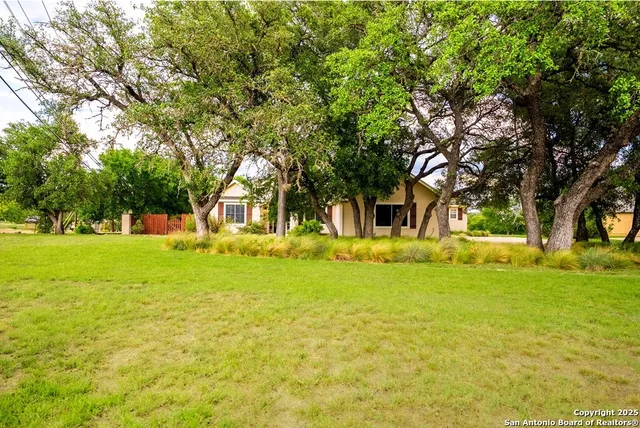 $785,000 | 100 Glen Lakes Court West, Ingram, TX 78025