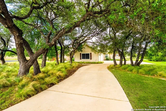 $785,000 | 100 Glen Lakes Court West, Ingram, TX 78025