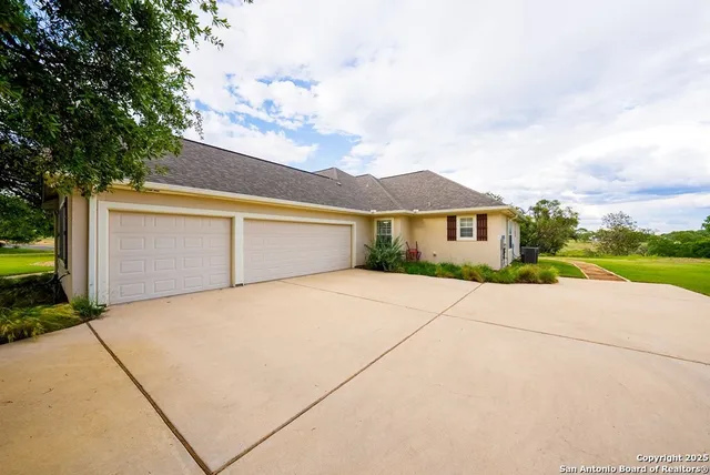 $785,000 | 100 Glen Lakes Court West, Ingram, TX 78025