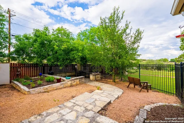 $785,000 | 100 Glen Lakes Court West, Ingram, TX 78025