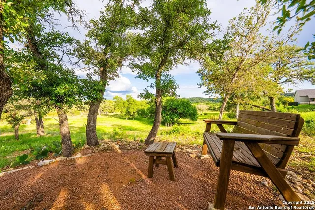 $785,000 | 100 Glen Lakes Court West, Ingram, TX 78025