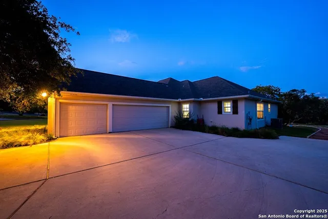 $785,000 | 100 Glen Lakes Court West, Ingram, TX 78025