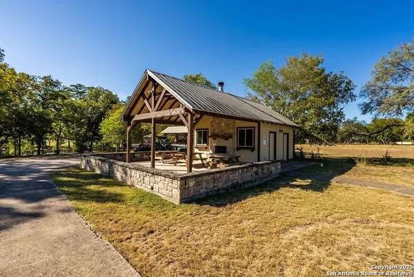 $785,000 | 100 Glen Lakes Court West, Ingram, TX 78025