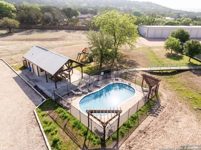 $785,000 | 100 Glen Lakes Court West, Ingram, TX 78025