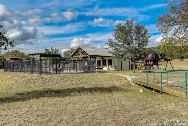 $785,000 | 100 Glen Lakes Court West, Ingram, TX 78025
