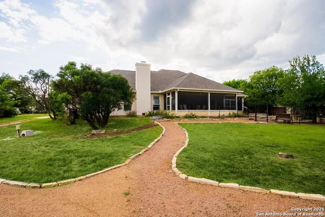 $785,000 | 100 Glen Lakes Court West, Ingram, TX 78025