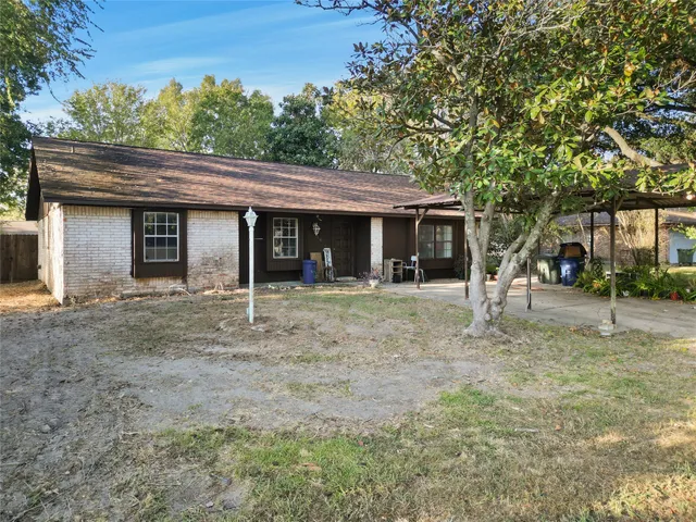 a front view of house with yard