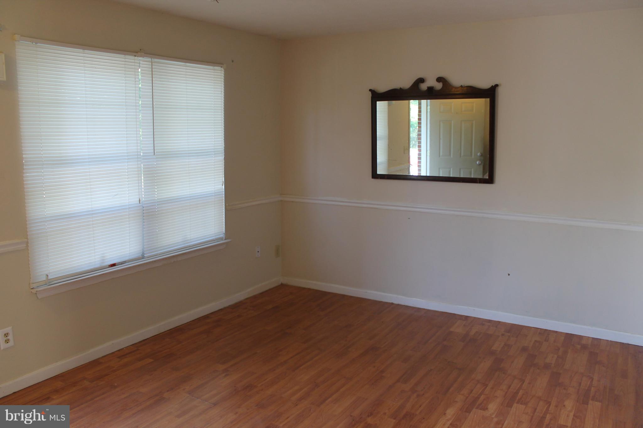 513 Ridgefield Avenue Stephens City, VA 22655 - Photo 5 of 11 Living Room