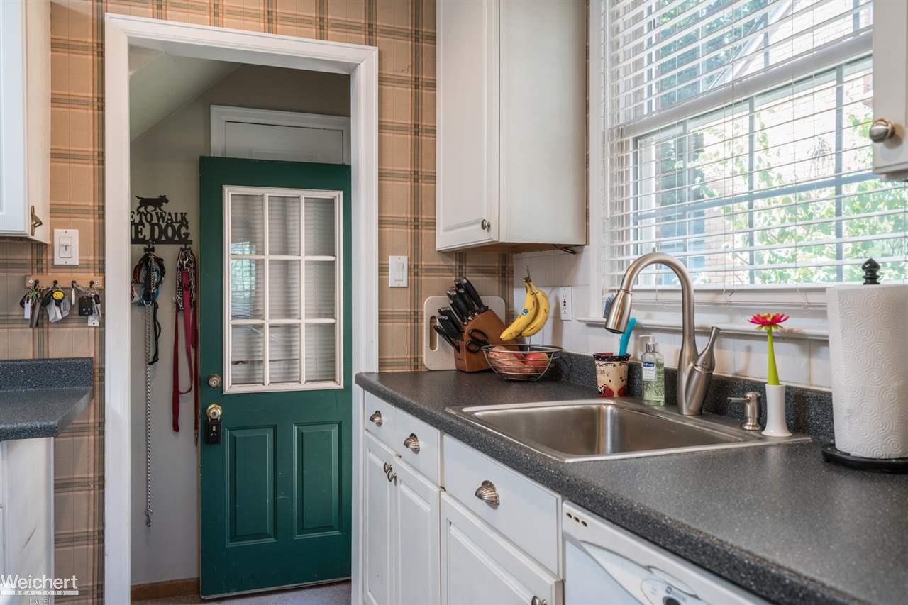 1649 Roslyn Road Grosse Pointe Woods, MI 48236 - Photo 20 of 30