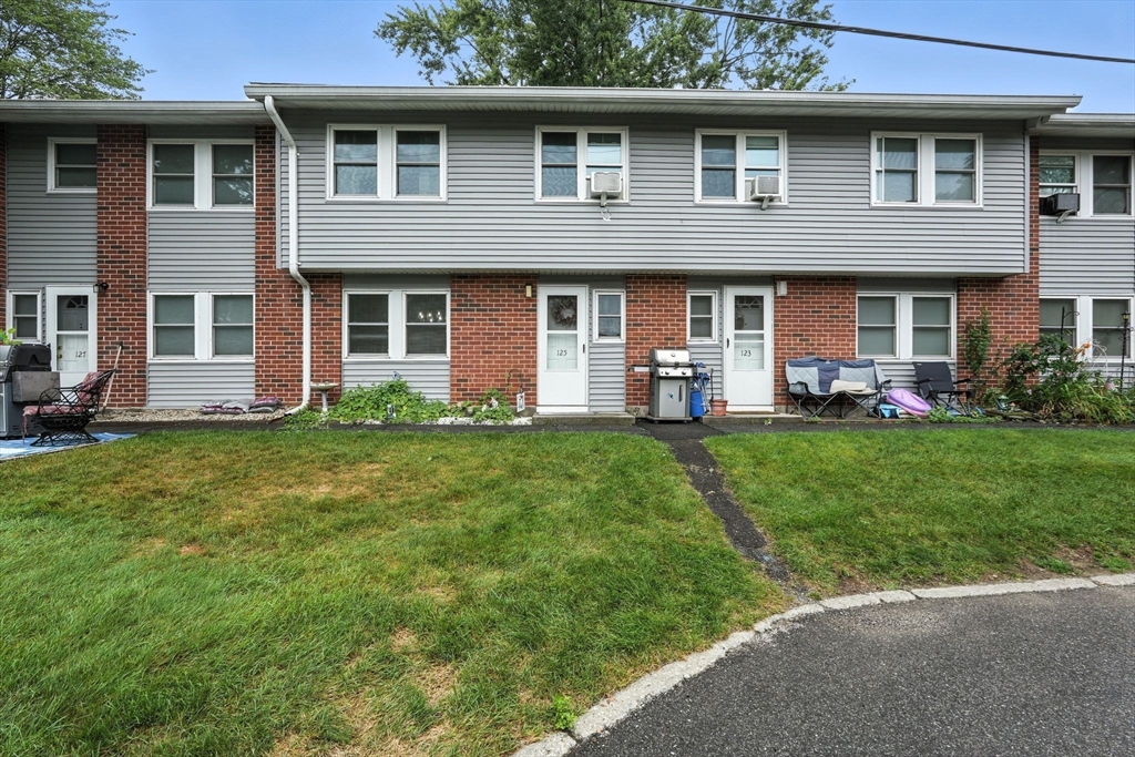 125 Manor Court, Unit 125 Springfield, MA 01118 - Photo 2 of 23