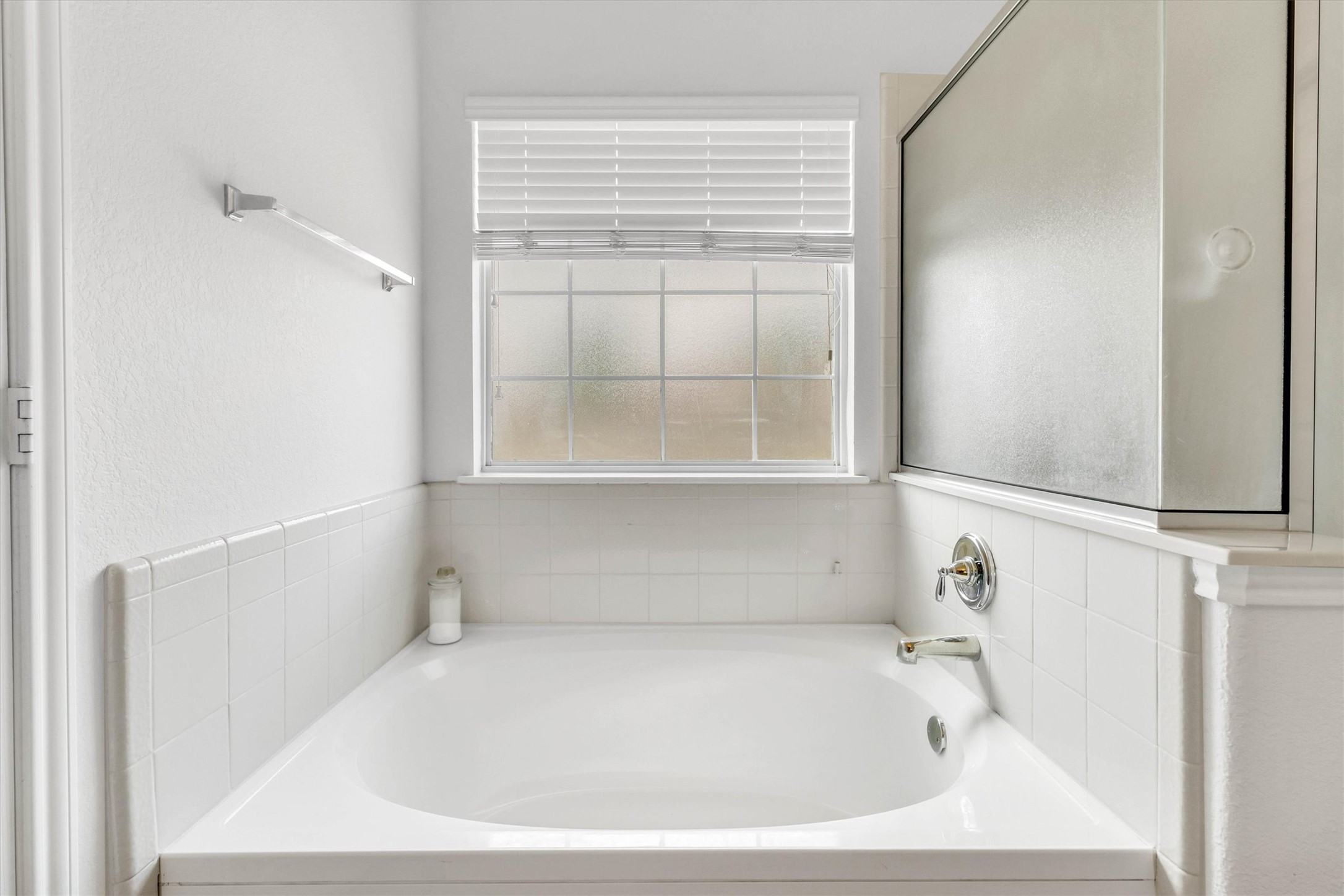460 Waterleaf Boulevard Kyle, TX 78640 - Photo 16 of 30 A well-maintained bathroom with a built-in tub and ample natural light.