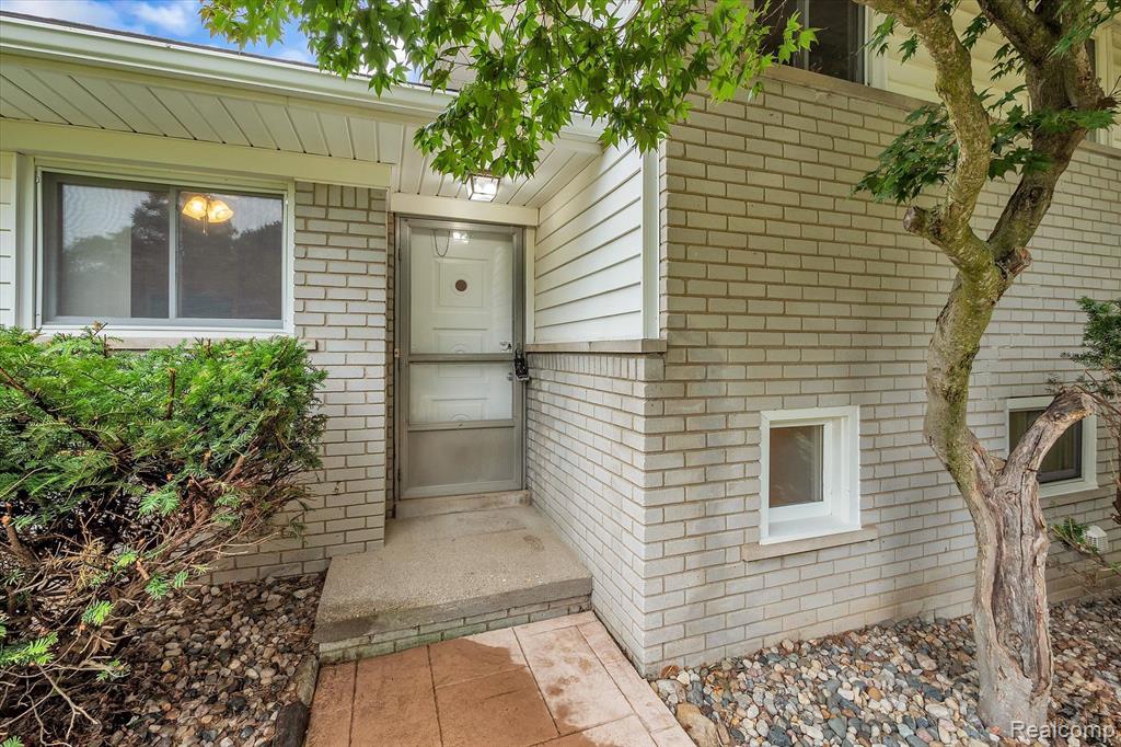 30540 Pear Ridge Farmington Hills, MI 48334 - Photo 5 of 66