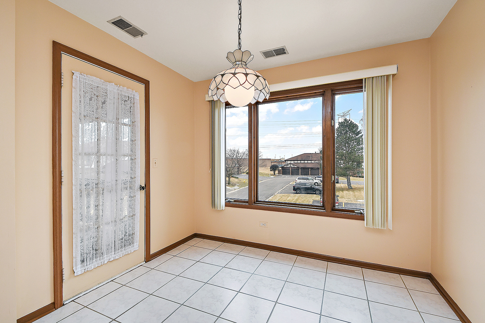 9722 West Creek Road, Unit E2 Palos Park, IL 60464 - Photo 9 of 18 a view of an empty room with a window